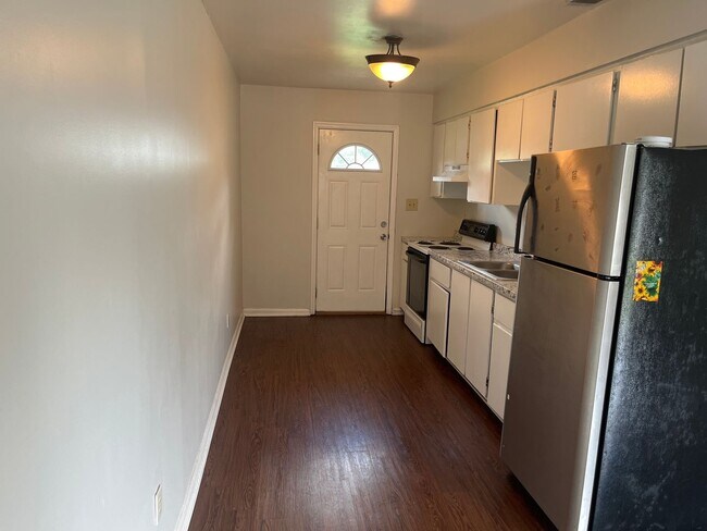 Building Photo - 2 Bed, 1 Bath Apartment