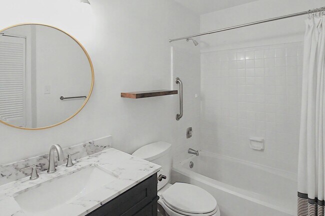 Building Photo - 2 Bedroom Condo In South Park!