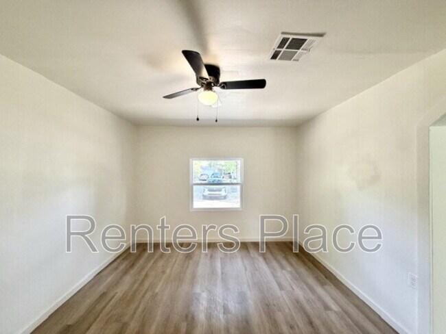 Building Photo - 2214 S Poplar St
