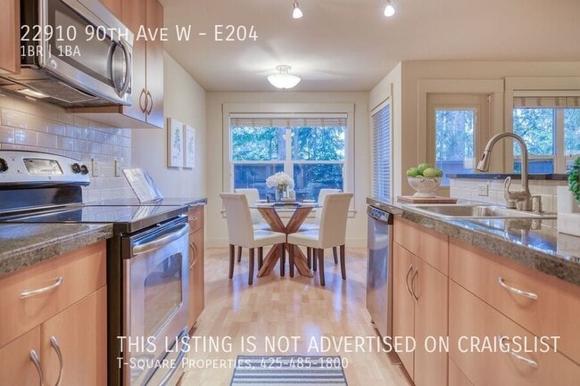 Building Photo - Beautifully Updated 1 Bedroom Condo w/Priv...