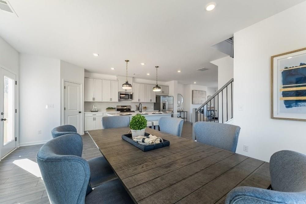 Building Photo - 521 Meadows Ln