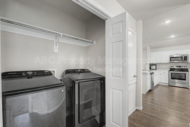 Building Photo - 946 E Sparrow Cir