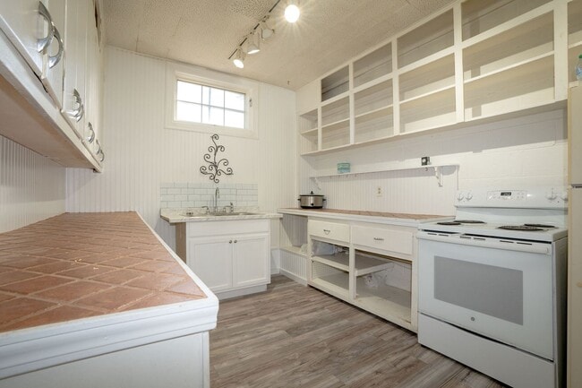 Building Photo - Spacious country flat