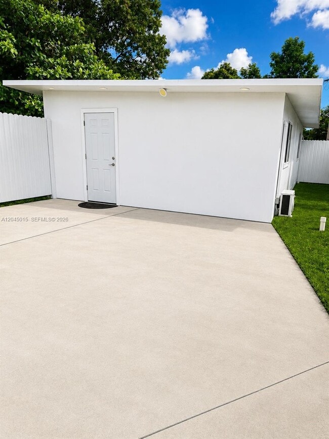 Building Photo - 23 Miami Gardens Rd