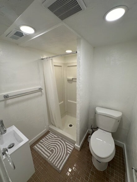 Building Photo - 654 E 500 N
