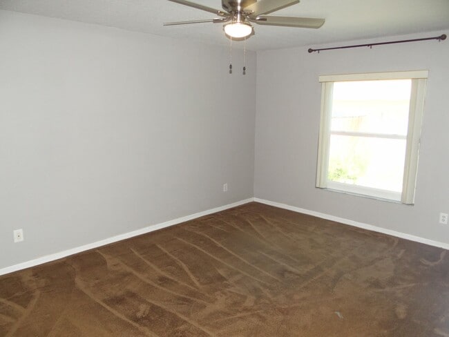 Building Photo - 4 bedroom & 2 bath home off of Bloomingdale Ave.