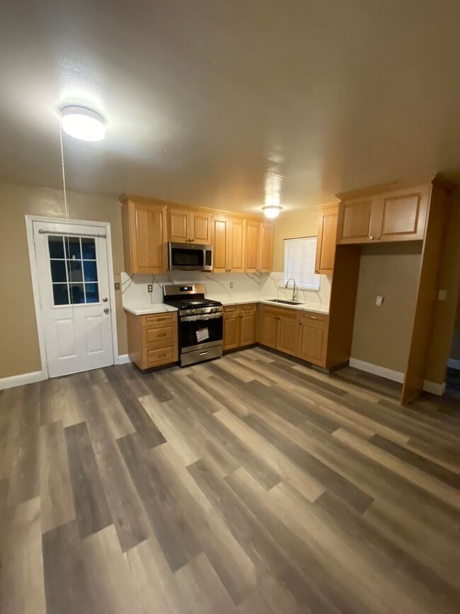 Building Photo - 3 bedroom home with newly remodeled kitchen!