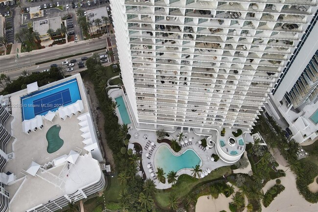 Amenities - 16901 Collins Ave