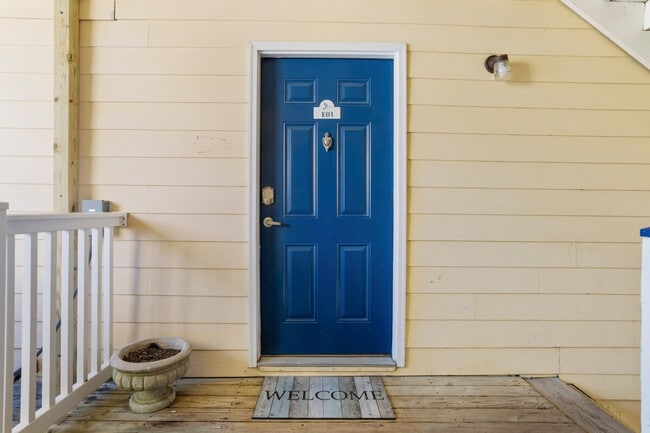 Building Photo - 2421 Beachview Dr