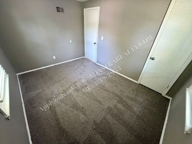 Building Photo - Cute 3 Bed 1 Bath in Raytown-Available NOW!!