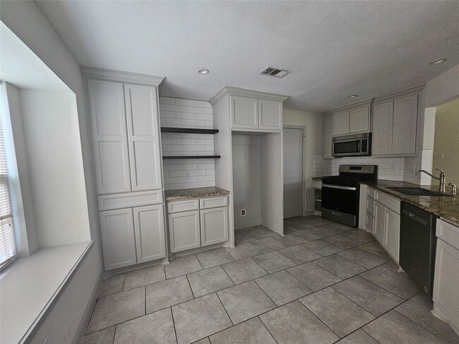 Building Photo - 3206 Pebble Lake Dr