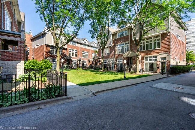 Building Photo - 4930 S Cornell Ave