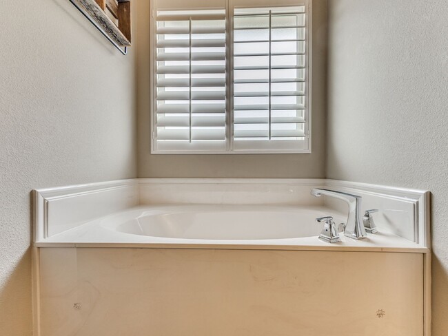 Building Photo - 2606 W Baton Rouge Pl