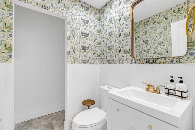 Building Photo - 1640 Palm Ave