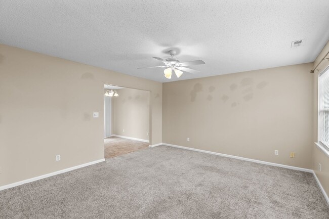 Building Photo - 2 Bed 2.5 Bath Townhome