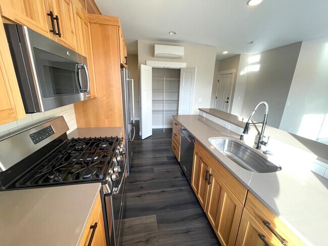 Building Photo - 2311 E John St