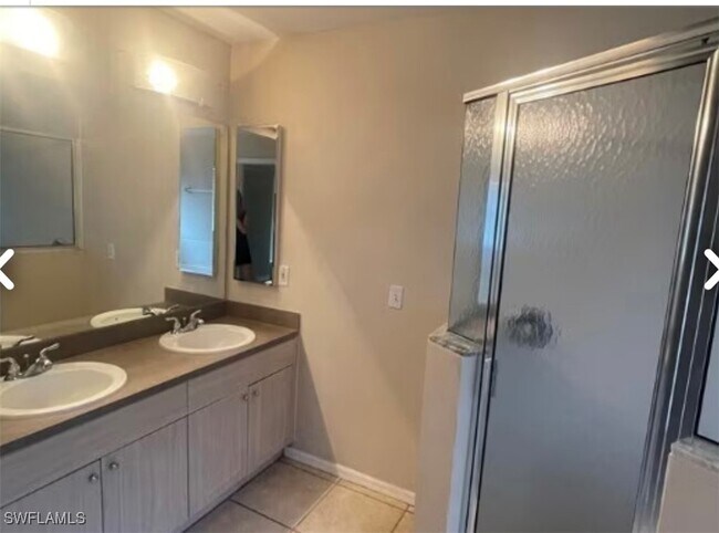 Building Photo - 4833 SW 25th Ct