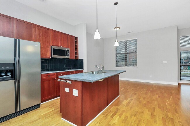 Building Photo - Uptown Living!