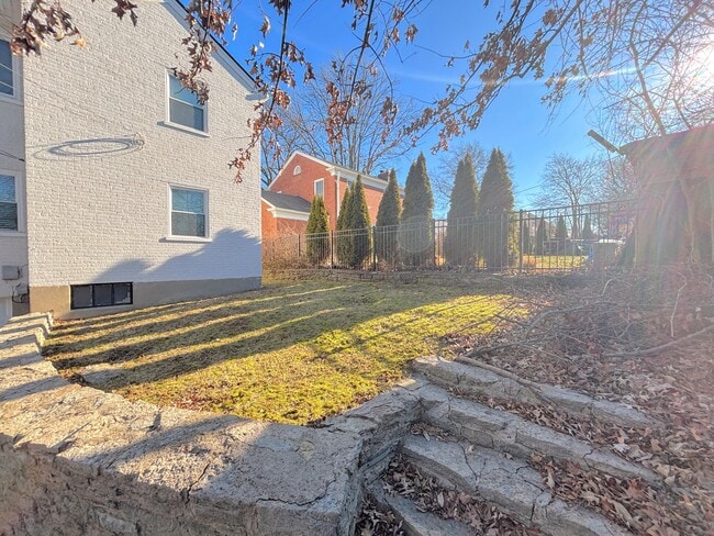 Building Photo - 27 Sunnymede Dr