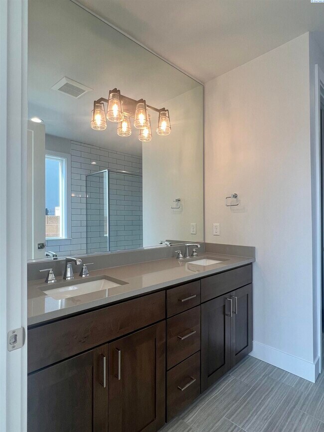 Building Photo - FOR RENT, newer modern home