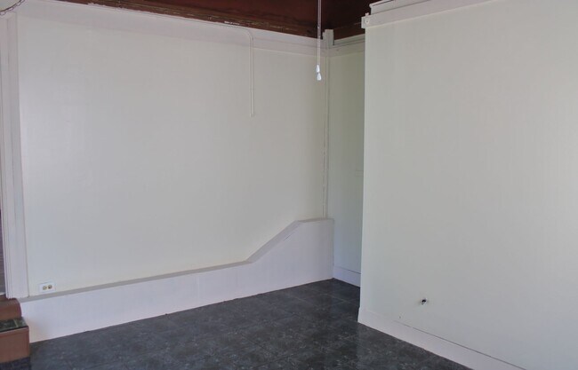 Building Photo - 4 bedroom/1 Bath Single Home!