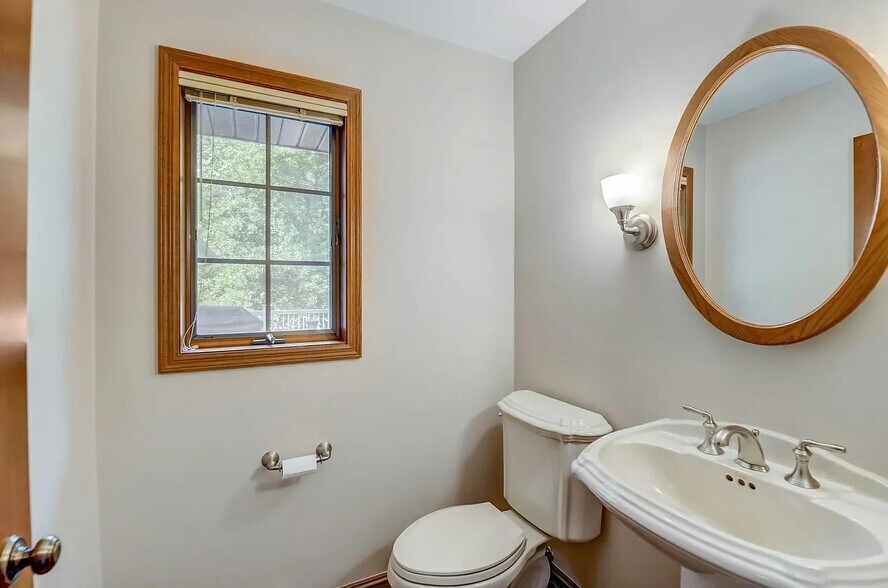 Building Photo - 419 Sopha Ct