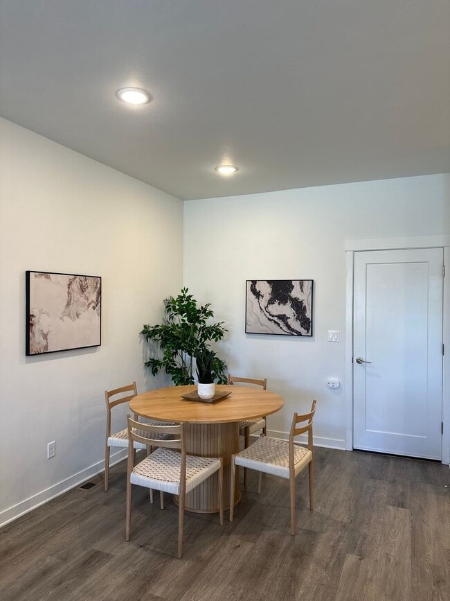 Building Photo - Gorgeous newer townhome in SE Bend!