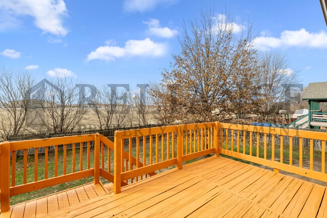 Building Photo - 215 Peachwood Dr