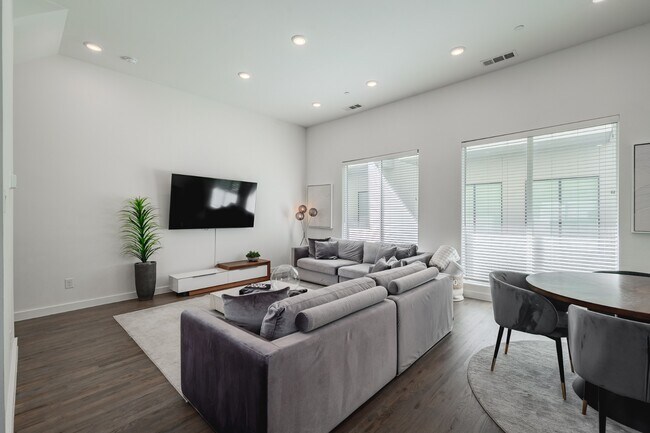 Building Photo - Modern Townhome with Dual Primary Suites & 2-Car Garage | Knox-Henderson / Lower Greenville