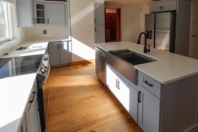 Building Photo - Beautiful 3-Bedroom Colonial on 1.3 Acres in Sought-After Eliot