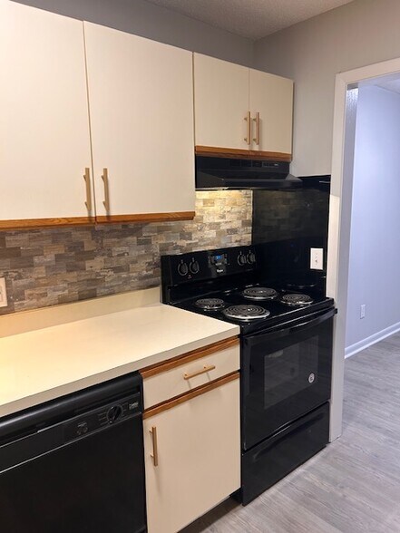 Building Photo - 1100 Crescent Dr