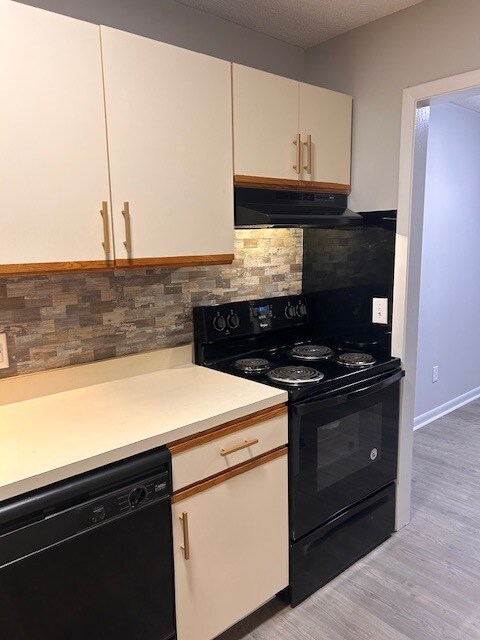 Building Photo - 1100 Crescent Dr