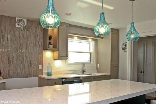 Building Photo - 908 E Hampton Rd