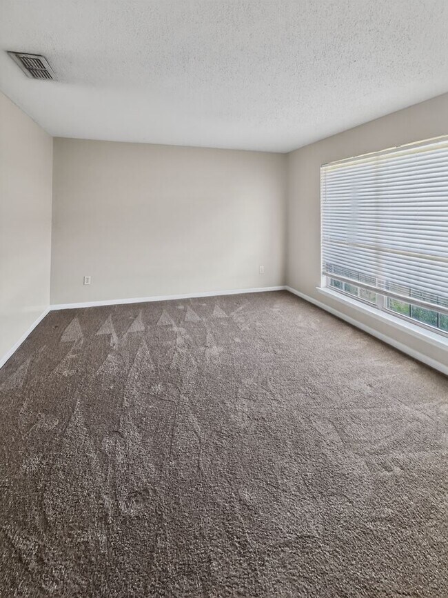 Building Photo - RATE DROP ALERT (was $2200/month) and MOVE-IN SPECIAL: 1st FULL MONTH'S RENT FREE*