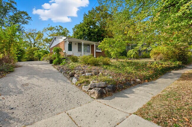 Building Photo - 560 S Ann Arbor St