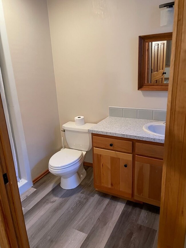 Building Photo - Beautifully updated 2 bedroom 2 bath house!