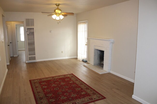 Building Photo - 2Bed 1 Bath Home for rent