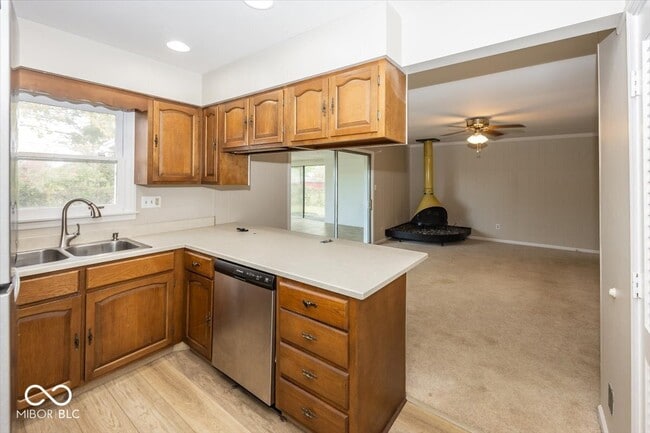 Building Photo - 130 Carmel View Dr