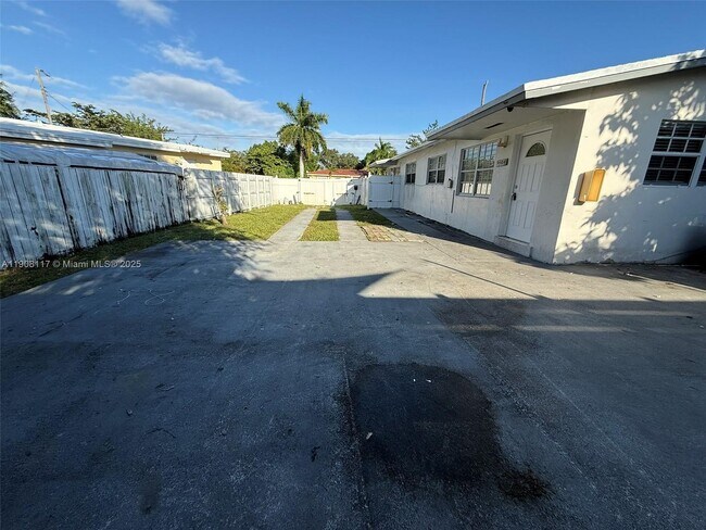 Building Photo - 906 SW 7th Terrace