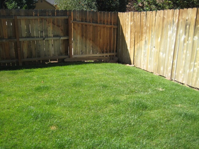 Building Photo - **1st Month FREE!!** Great SW Bend Home Close To The Old Mill!