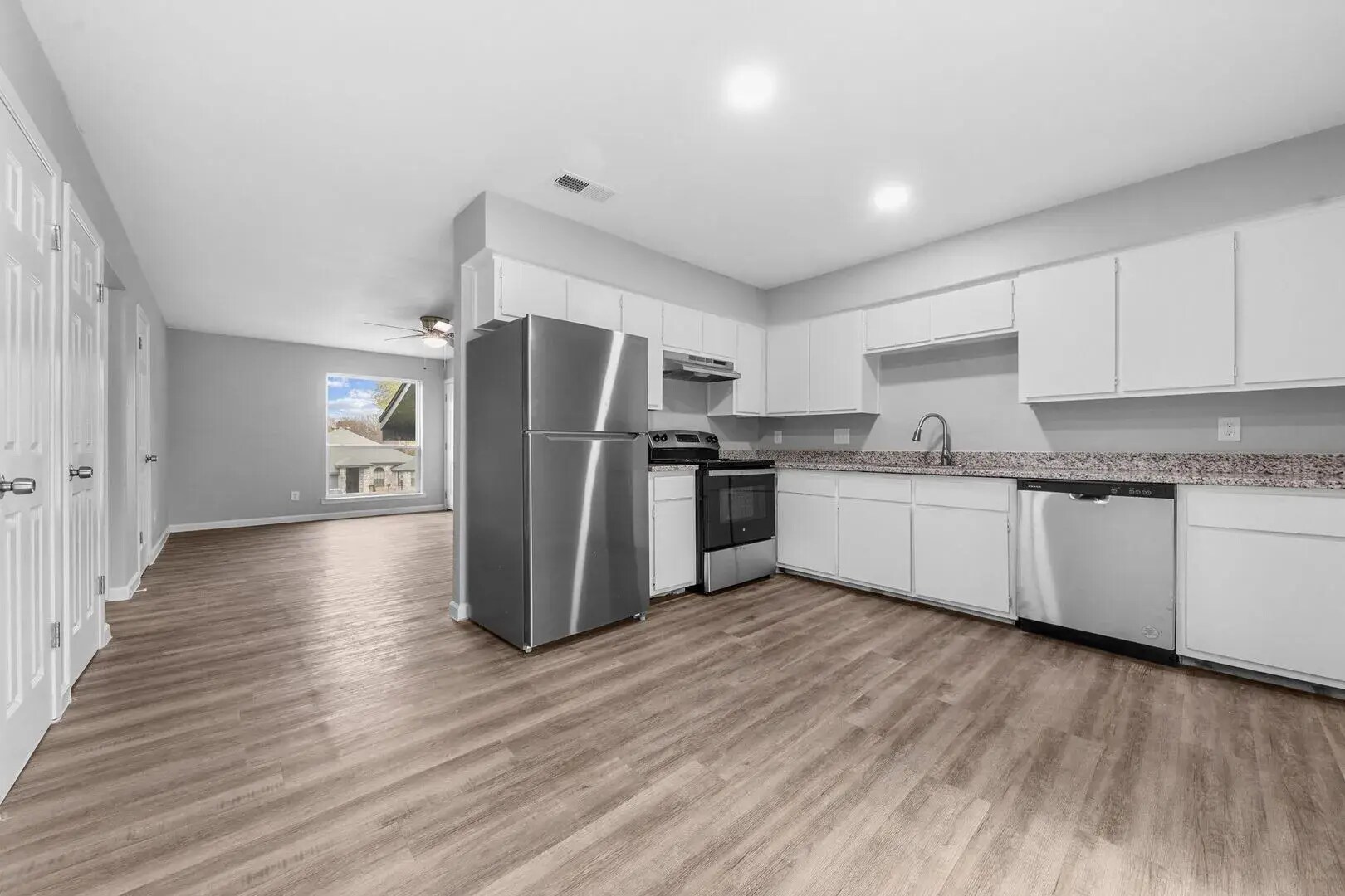 Kitchen - 124 Wind Ridge Dr