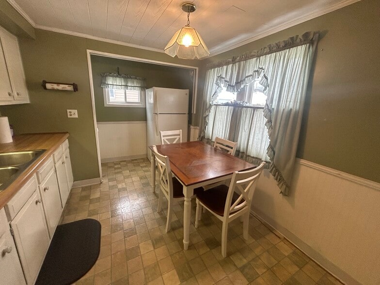 Building Photo - 195 Roland St