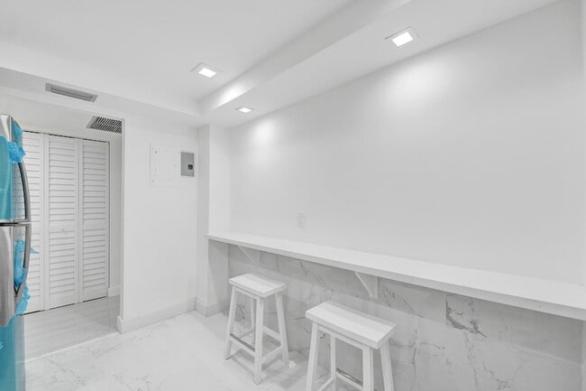 Building Photo - 3800 N Hills Dr