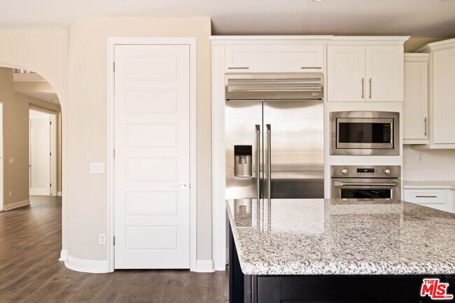 Building Photo - 5929 Spelthorne Ln