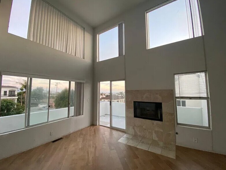 Building Photo - 712 9th St