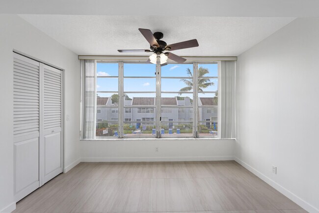 Building Photo - 2840 SW 22nd Ave
