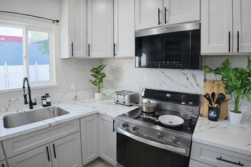 Building Photo - 148 E Rosslynn Ave