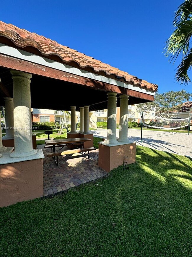 Building Photo - 9825 Baywinds Blvd