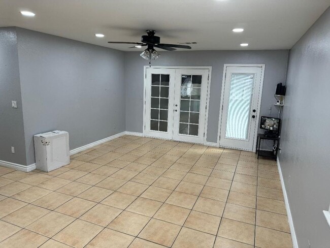 Building Photo - NEWLY RENOVATED ARVIN HOME HAVEN