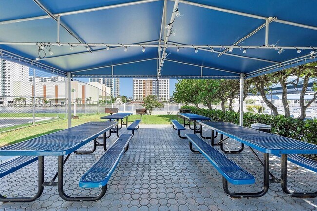 Building Photo - 600 Parkview Dr